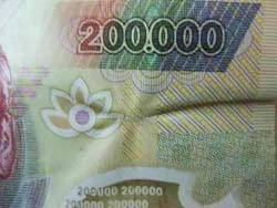 Tiền rút ở ATM bị quăn rúm ở góc bên phải . Ảnh: B.D