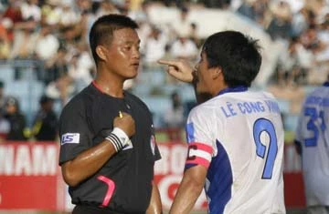 Đằng sau án phạt treo giò của Lê Công Vinh: Khi ngôi sao hờn dỗi... ảnh 1