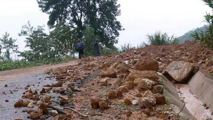 Gió to làm rơi cẩu trục 70 tấn xuống biển ảnh 1