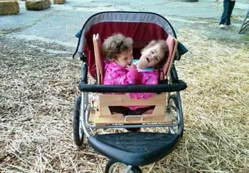 Hai chị em dính nhau có một tim ảnh 1