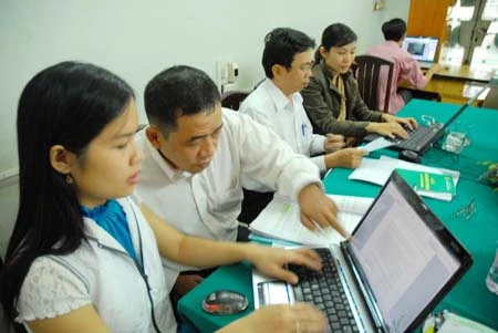 Phóng viên Báo Pháp Luật cùng các chuyên viên Cục Thuế TP. HCM trả lời bạn đọc. Ành:HTD