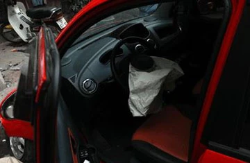 Hình ảnh ôtô Matiz đâm nát đuôi 2 xe máy ảnh 5