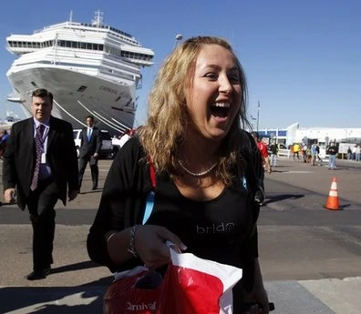 Siêu tàu du lịch Mỹ trở về an toàn sau 3 ngày lênh đênh trên biển ảnh 1