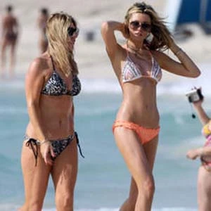 “Sếu vườn” chơi bời, Abbey nơm nớp lo mắc bệnh ảnh 2 “Sếu vườn” chơi bời, Abbey nơm nớp lo mắc bệnh ảnh 2