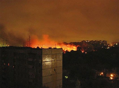 Máy bay rơi tạo ra đám cháy khổng lồ dưới mặt đất. Ảnh: AP.