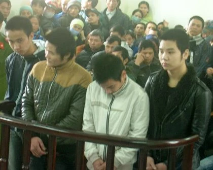 2 nữ sinh bị 4 trai làng thay nhau hãm hiếp ảnh 1