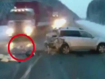 Bé gái 1 tuổi bị văng khỏi xe, nằm giữa xa lộ ảnh 1