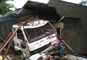 Xe khách lộn nhào, 16 người bị thương ảnh 1