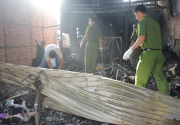 Vụ cháy chợ Phú Lợi (Đồng Nai): Hai thợ hàn đến công an trình diện ảnh 1