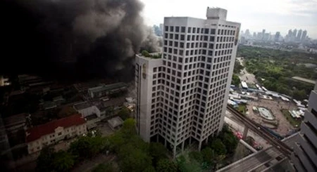 Khói lửa ngút trời ở Bangkok ảnh 2
