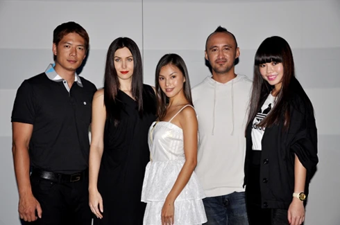 Bình Minh diễn catwalk cùng Hoa hậu Hoàn vũ 2005 ảnh 2