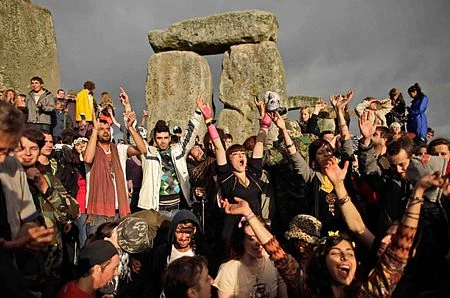 Đón bình minh ngày dài nhất trong năm tại Stonehenge ảnh 7