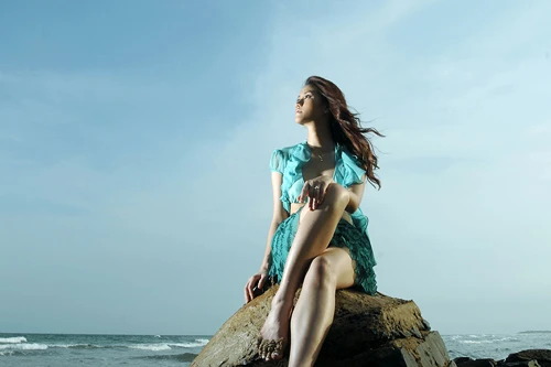 Người đẹp Maya trầm tư trước biển ảnh 1