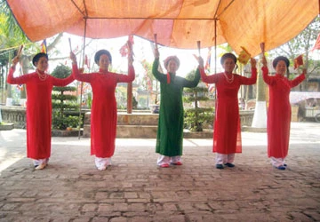 Múa giáo cờ, giáo quạt xuất ngoại ảnh 1