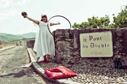 Nữ nghệ sĩ người Úc kết hôn với cây cầu 600 tuổi ảnh 5