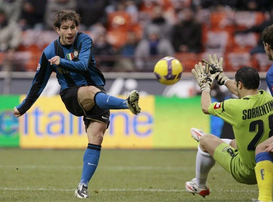 Barca củng cố hành lang trái với Maxwell. Ảnh: Reuters