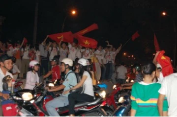 Cổ động viên "đi bão" sau chiến thắng của tuyển Việt Nam ảnh 1