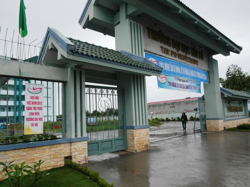 Bạn cùng lớp tố Hoa hậu Thu Thảo không hề là SV ảnh 2