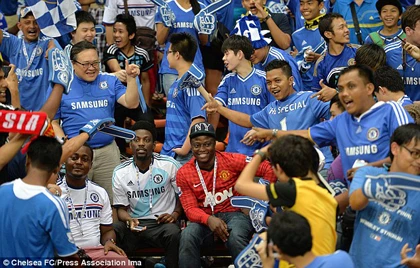 Fan Chelsea hùa nhau lột áo fan M.U tại Malaysia ảnh 1