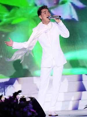 Lịch lãm trong trang phục dạ hội trắng...