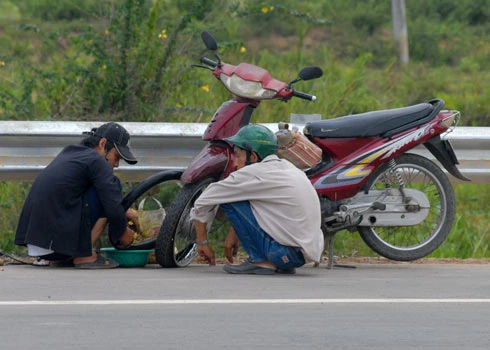 Nạn rải đinh xuất hiện trên cầu Cần Thơ ảnh 1