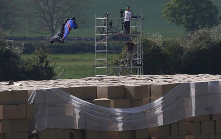 Nhảy từ độ cao 730m không cần dù ảnh 6