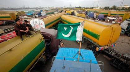 Mỹ xin lỗi, Pakistan mở lại đường tiếp tế cho NATO ảnh 1