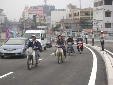 24-1:Đã&nbsp;thông xe cầu Khánh Hội và nhánh cầu Nguyễn Văn Cừ ảnh 1