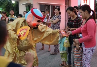 Ông Địa, thần Tài xuất hiện khắp nẻo đường ảnh 1 Ông Địa, thần Tài xuất hiện khắp nẻo đường ảnh 1