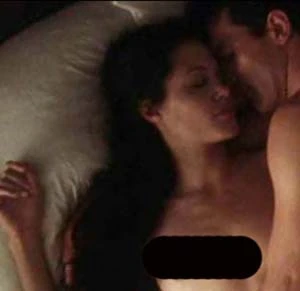 Angelina Jolie lộ ngực trên bản phim HD ảnh 1