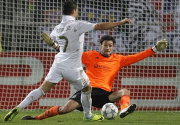 MU mượn “gió” Nike - Adidas bẻ “măng” Ronaldo ảnh 1