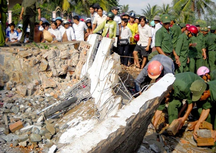 Cổng chào sập đè chết người đi đường ảnh 2 Cổng chào sập đè chết người đi đường ảnh 2