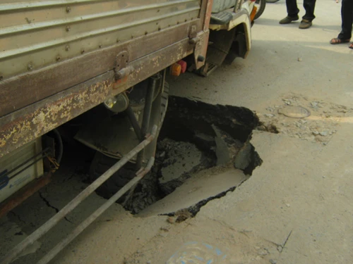 Xe tải lại lọt “hố tử thần” ở quận 12 ảnh 1