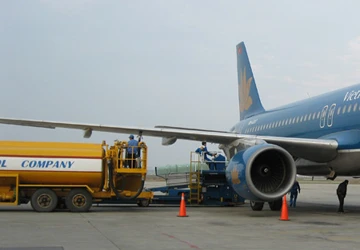Xe chở dầu đâm hỏng động cơ máy bay Vietnam Airlines ảnh 1