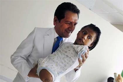 Nghị lực của bé gái không tay, không chân ảnh 4