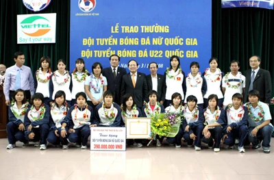 ĐT nữ trong lễ mừng công. (Ảnh: Quang Minh). ĐT nữ trong lễ mừng công. (Ảnh: Quang Minh).