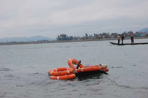 Chiếc đò chỉ có gần mười chiếc phao nhưng bị cột chặt nên không ai lấy được đành chịu chết