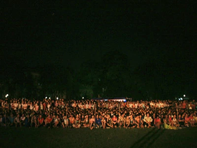 Cả biển SV ĐH Hà Nội phải đứng rất xa để xem Miss Hanu. Ảnh: BlogHaKin