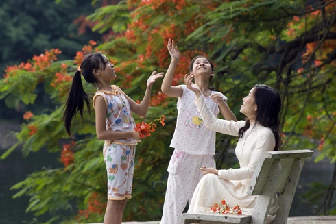 Thiếu nữ e ấp trong mùa hoa phượng ảnh 5