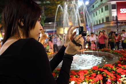 Chen lấn trên đường hoa Nguyễn Huệ ảnh 5