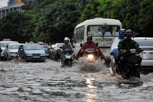 Hà Nội ngập trong cơn mưa lớn nhất từ đầu năm ảnh 4