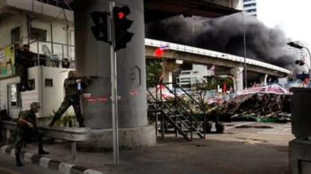 Khói lửa ngút trời ở Bangkok ảnh 4