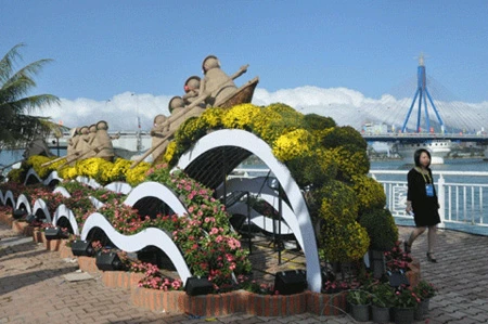 Xem rắn hoa “khủng” nhả ngọc bên bờ Hàn Giang ảnh 3