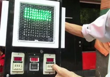 Bác tài xe ôm chế tạo đèn giao thông tiết kiệm điện ảnh 1