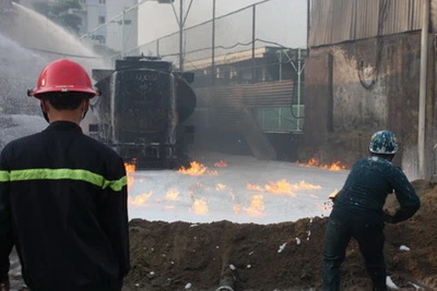 Vụ cháy kinh hoàng tại cây xăng: Ngọn lửa vẫn chưa tắt hẳn ảnh 1