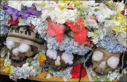 Thay quần áo mới cho xác người chết ảnh 3