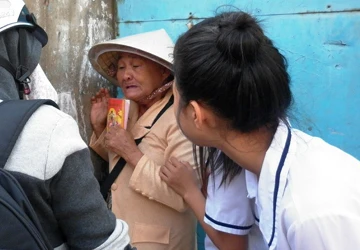 Cụ bà 75 tuổi bị giật 150 tờ vé số ảnh 1