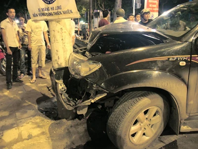 Lái xe bất tỉnh vì tự đâm vào cột điện ảnh 1