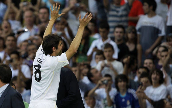 Kaka đáp lại sự chào đón của các CĐV. Ảnh: La Presse