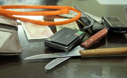 Hai kẻ túng tiền cướp xe taxi ảnh 1